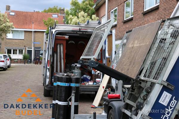 Dakdekkersbusje met materiaal en ladderlift voor dakpannen vervangen in Budel