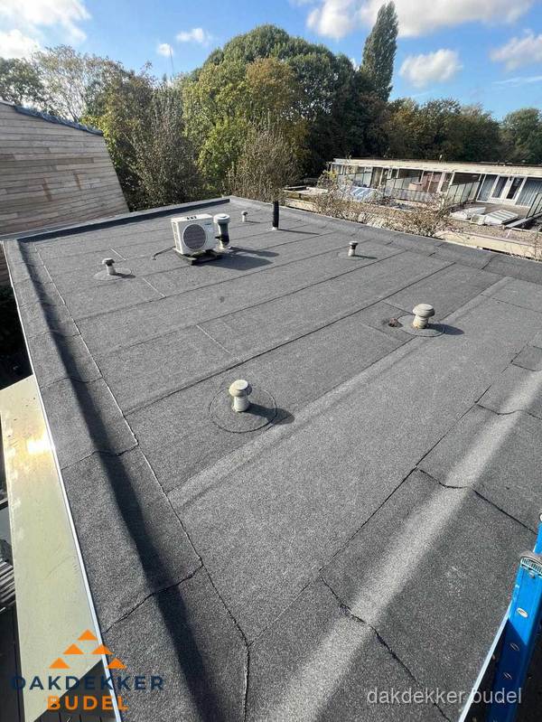 Kosten dakdekker: afgewerkt plat bedrijfsdak met bitumen in Budel Kosten dakdekker: afgewerkt plat bedrijfsdak met bitumen in Budel