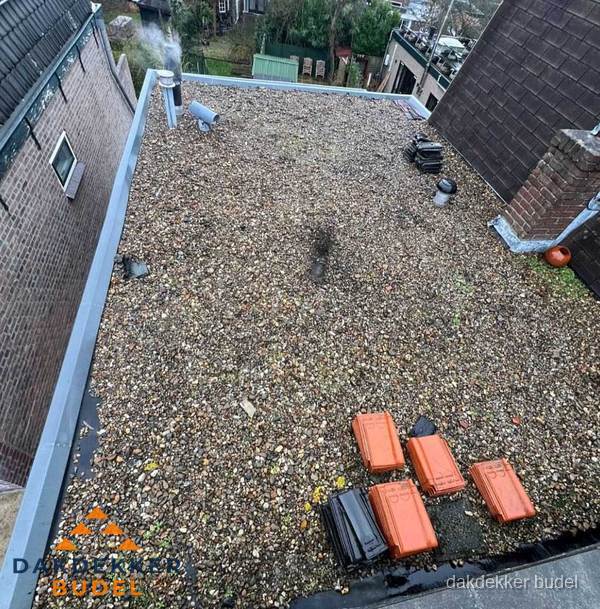 Plat dak met grindballast en dakdoorvoeren in Budel