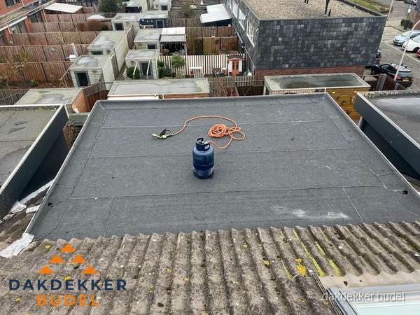 Plat dak met nieuwe bitumen dakbedekking en brandgereedschap in Budel Plat dak met nieuwe bitumen dakbedekking en brandgereedschap in Budel