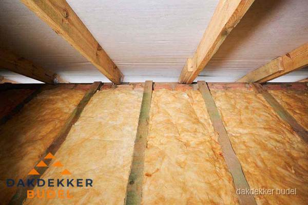 Dakisolatie met glaswol tussen dakspanten in Budel Dakisolatie met glaswol tussen dakspanten in Budel