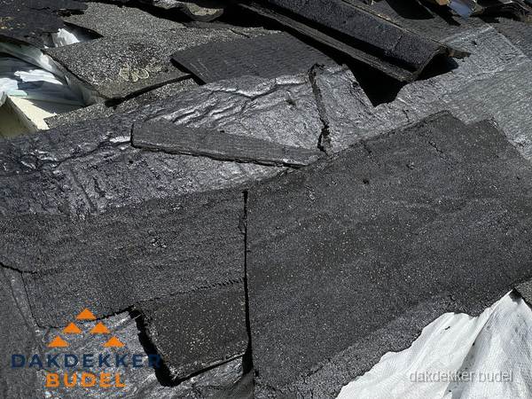 Verwijderd oud bitumen dakleer klaar voor vervanging in Budel
