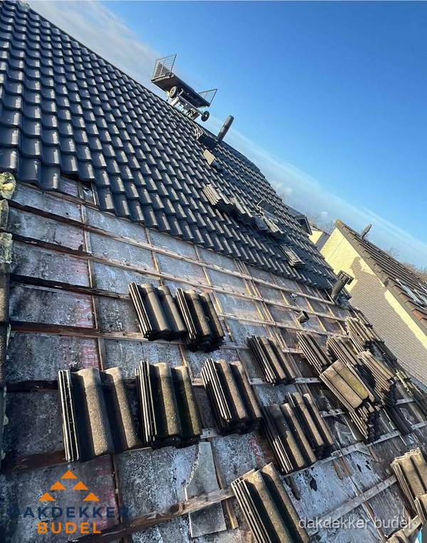 Schuin dak renovatie met nieuwe dakpannen in Budel
