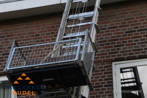 Ladderlift met dakpannen voor dakpan reparatie in Budel