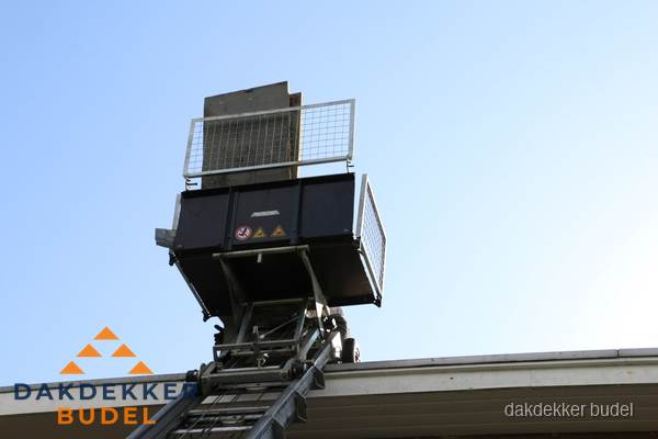 Dakdekkerslift voor materiaal transport bij dakwerkzaamheden in Budel Dakdekkerslift voor materiaal transport bij dakwerkzaamheden in Budel