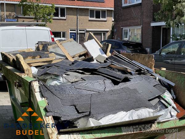 Afvalcontainer met gesloopt dakmateriaal tijdens dakkapel renovatie in Budel