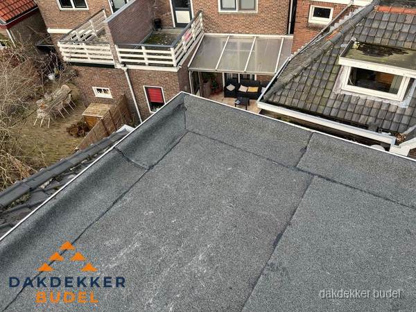 Overzicht plat dak met dakgoot in woonwijk Budel