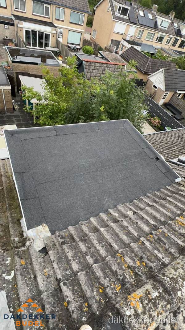 Plat dak aanbouw met bitumen dakbedekking in woonwijk Budel Plat dak aanbouw met bitumen dakbedekking in woonwijk Budel