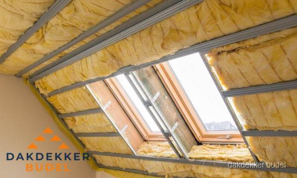 Schuin dak isoleren met glaswol bij dakraam in Budel Schuin dak isoleren met glaswol bij dakraam in Budel