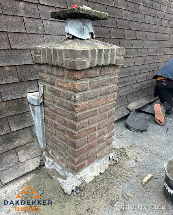 Schoorsteen reparatie met lood en voegwerk op leien dak in Budel