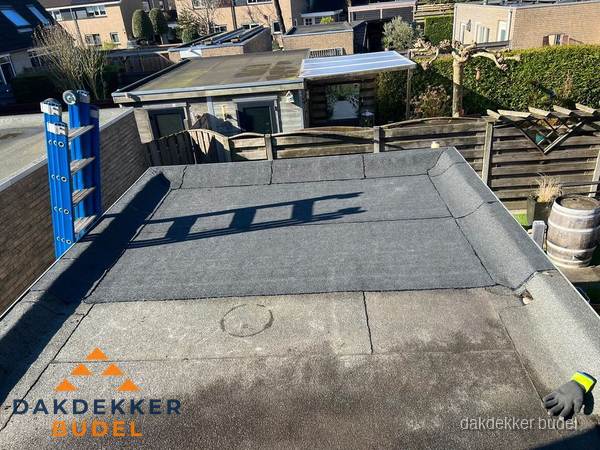 Dakdekker bij bitumen plat dak renovatie in Budel Dakdekker bij bitumen plat dak renovatie in Budel