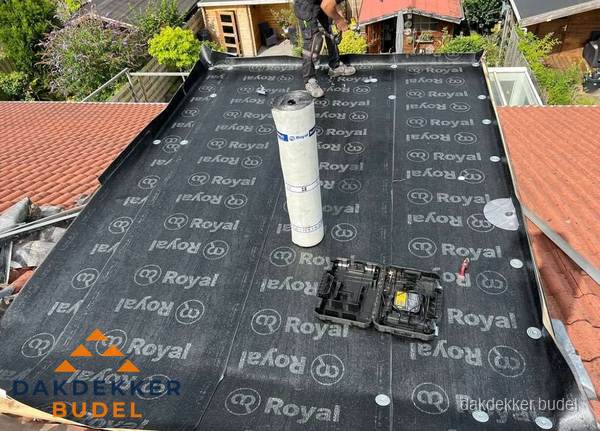 Dakrenovatie met Royal onderdak op plat dak in Budel Dakrenovatie met Royal onderdak op plat dak in Budel
