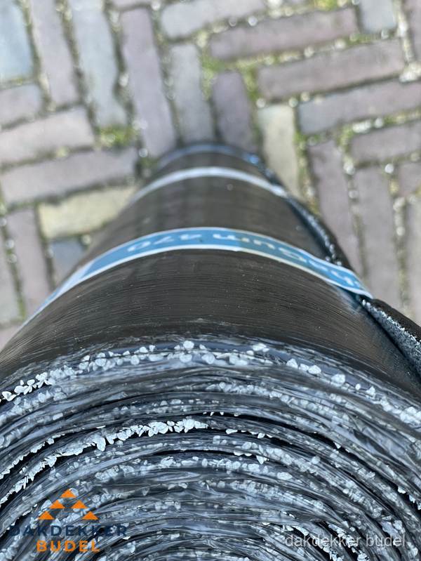 Rol bitumen dakleer met leislag voor plat dak in Budel Rol bitumen dakleer met leislag voor plat dak in Budel