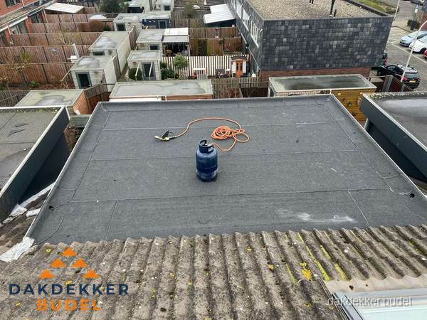 Dakreparatie plat dak met bitumen in Budel