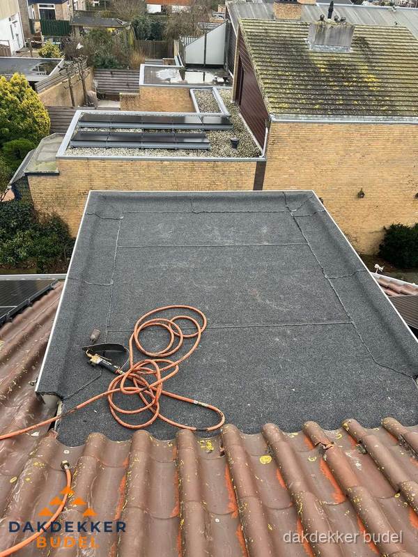 Reparatie aansluiting plat dak en schuin dak in Budel Reparatie aansluiting plat dak en schuin dak in Budel