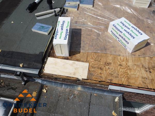 Plat dak isolatie met Kingspan isolatieplaten tijdens renovatie in Budel Plat dak isolatie met Kingspan isolatieplaten tijdens renovatie in Budel