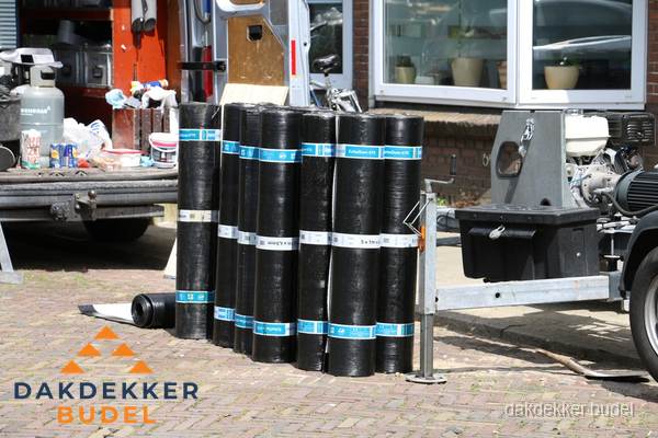 Rollen bitumen dakbedekking klaar voor daklekkage reparatie in Budel
