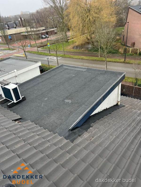Plat dak met bitumen isolatie en dakbedekking in Budel