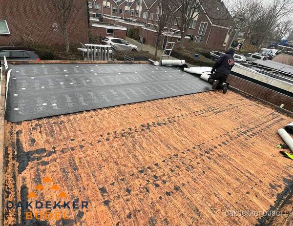 Dakdekker legt onderlaag op plat dak met houten constructie in Budel Dakdekker legt onderlaag op plat dak met houten constructie in Budel