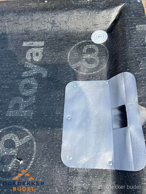 Dakdoorvoer met metalen afvoerplaat op bitumen dak in Budel Dakdoorvoer met metalen afvoerplaat op bitumen dak in Budel