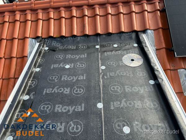 Nieuw dak met dakpannen en Royal onderlaag bij woning in Budel