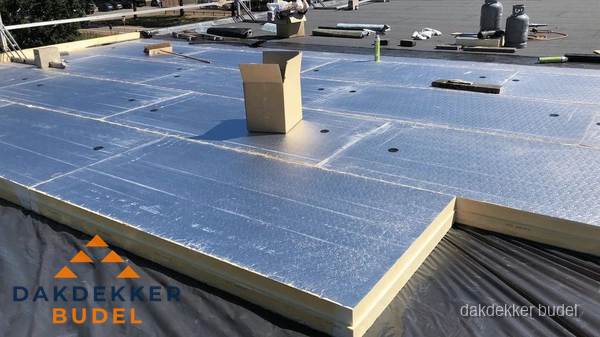 PIR isolatieplaten worden gelegd op plat dak voor dakisolatie in Budel
