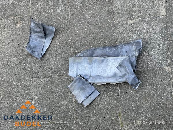 Oude verwijderde loodslabben na vervanging in Budel Oude verwijderde loodslabben na vervanging in Budel