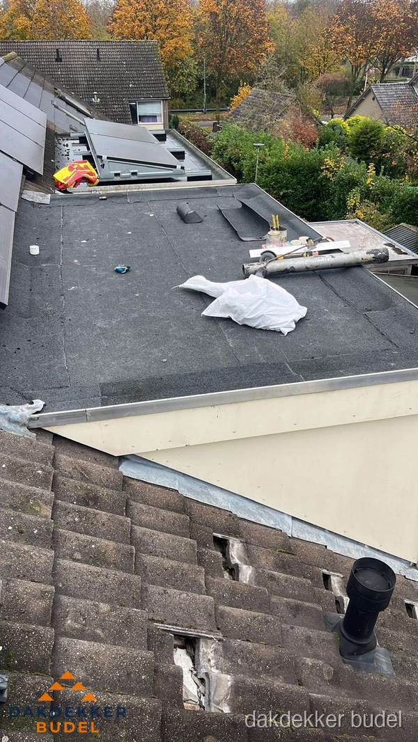 Beschadigde dakbedekking op plat dak voor reparatie in Budel