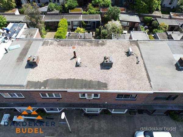 Plat dak met grindballast en dakdoorvoeren in Budel