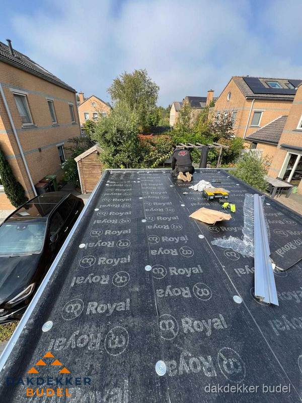 Nieuwe Royal bitumen dakbedekking op plat dak van aanbouw in Budel