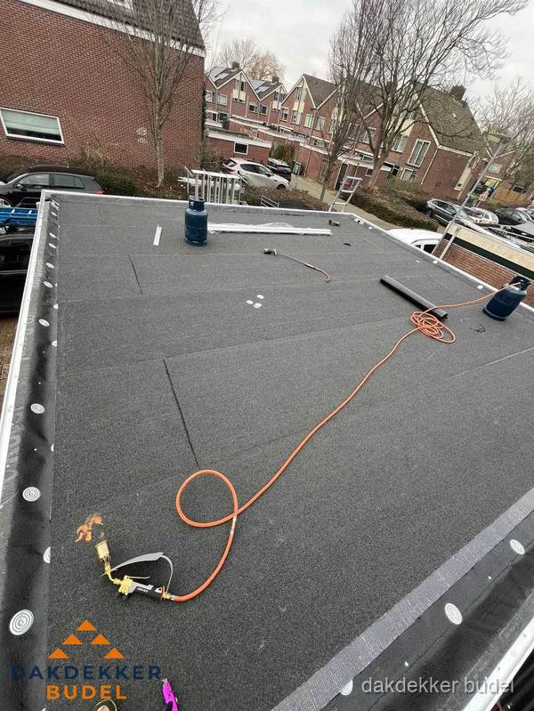 Afgewerkte dakrenovatie met bitumen op plat dak in Budel Afgewerkte dakrenovatie met bitumen op plat dak in Budel