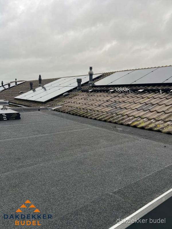 Bitumen dakbedekking op plat dak met aansluitend pannendak en zonnepanelen in Budel