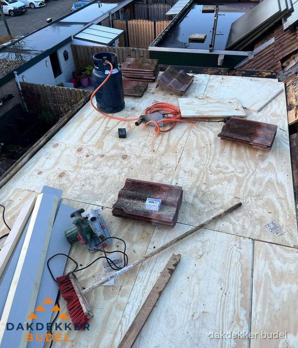Dakreparatie werkzaamheden op plat dak met gereedschap in Budel Dakreparatie werkzaamheden op plat dak met gereedschap in Budel