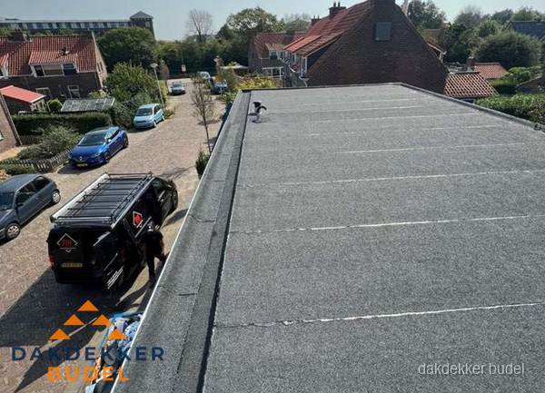 Nieuw bitumen plat dak met uitzicht over woonwijk in Budel