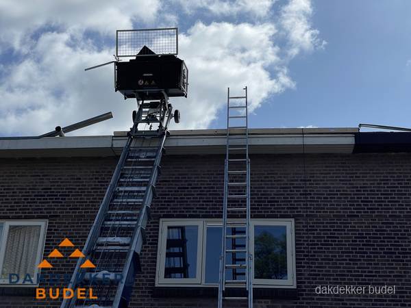 Ladderlift en ladder bij woning voor dakinspectie in Budel