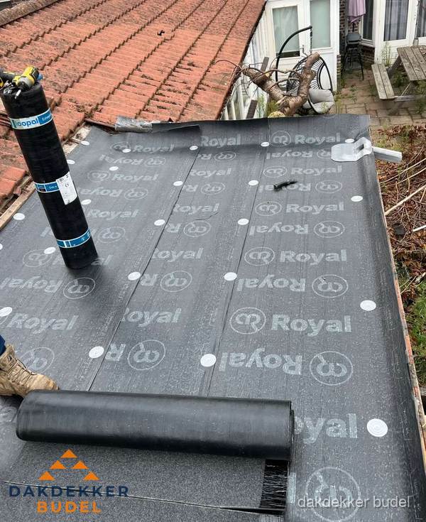 Bitumen dakbedekking leggen op plat dak aanbouw in Budel
