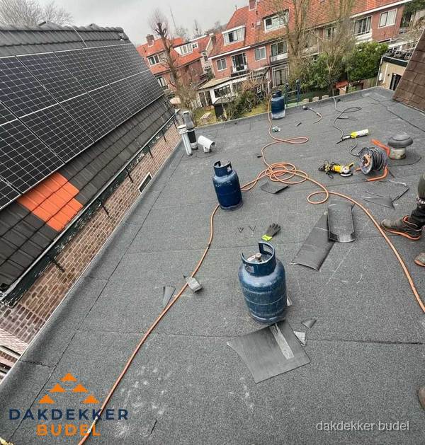 Daklekkage repareren met brandgereedschap op plat dak in Budel Daklekkage repareren met brandgereedschap op plat dak in Budel