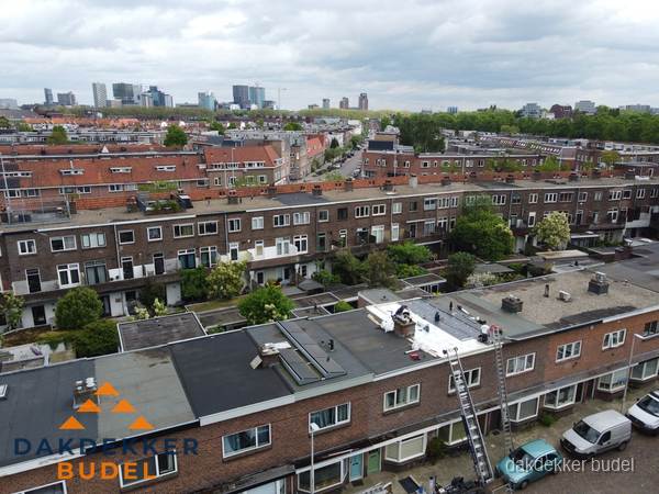 Spoed dakdekker aan het werk op plat dak in woonwijk Budel