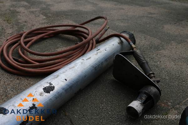 Dakdekker gasbrander en gereedschap voor spoedklus in Budel