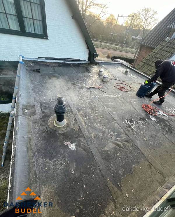 Dakdekker verhelpt daklekkage op plat dak in Budel Dakdekker verhelpt daklekkage op plat dak in Budel