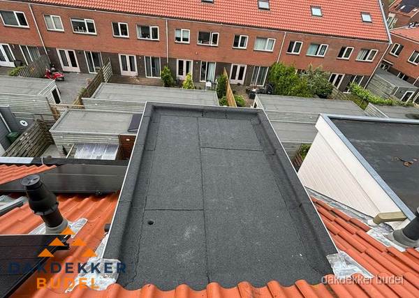 Plat dak met bitumen bedekking naast dakkapel in Budel Plat dak met bitumen bedekking naast dakkapel in Budel