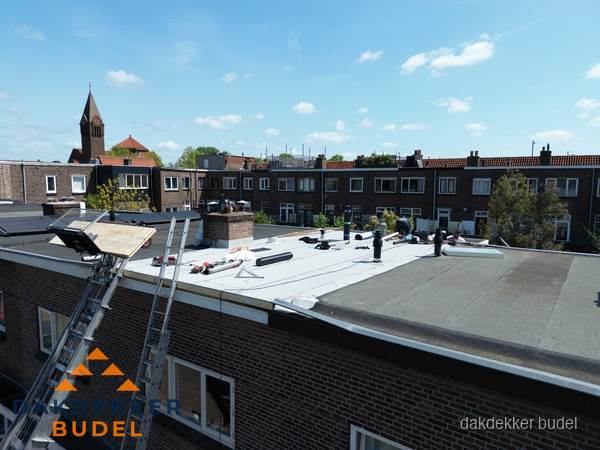 Dakdekkers aan het werk op plat dak in Budel Dakdekkers aan het werk op plat dak in Budel