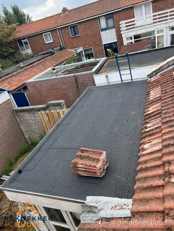 Aanbouw plat dak met reservepannen voor dakpannen vervangen in Budel Aanbouw plat dak met reservepannen voor dakpannen vervangen in Budel