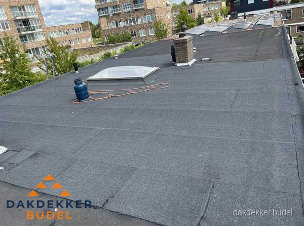 Bitumen dakbedekking op plat dak met lichtkoepel en schoorsteen in Budel Bitumen dakbedekking op plat dak met lichtkoepel en schoorsteen in Budel