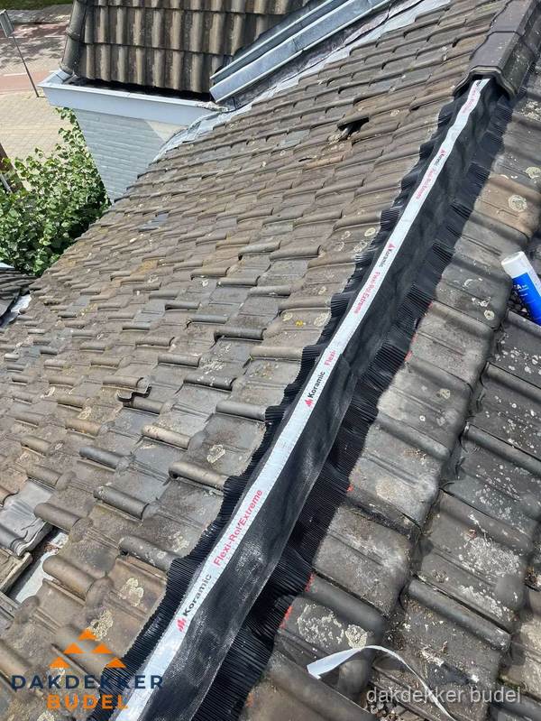 Nokvorst renovatie met Koramic nokrol op schuin pannendak in Budel Nokvorst renovatie met Koramic nokrol op schuin pannendak in Budel
