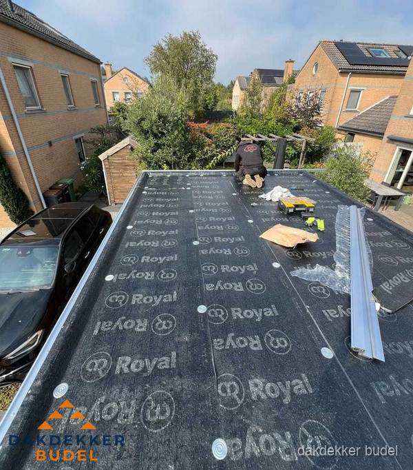 Dakdekker aan het werk op plat dak renovatie in Budel Dakdekker aan het werk op plat dak renovatie in Budel