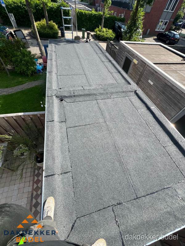 Bitumen plat dak rijtjeswoning vanuit dakdekker perspectief in Budel Bitumen plat dak rijtjeswoning vanuit dakdekker perspectief in Budel