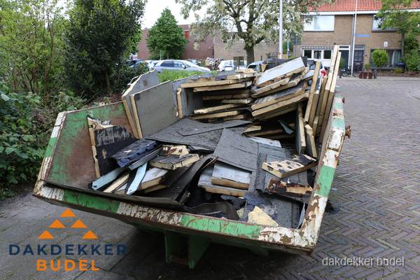 Puincontainer met oud dakmateriaal na dakrenovatie in Budel Puincontainer met oud dakmateriaal na dakrenovatie in Budel