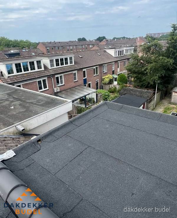Vernieuwd plat dak met bitumen in woonwijk in Budel