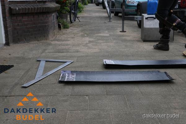 Dakbedekkingsmateriaal en zinkwerk klaargelegd voor reparatie in Budel Dakbedekkingsmateriaal en zinkwerk klaargelegd voor reparatie in Budel